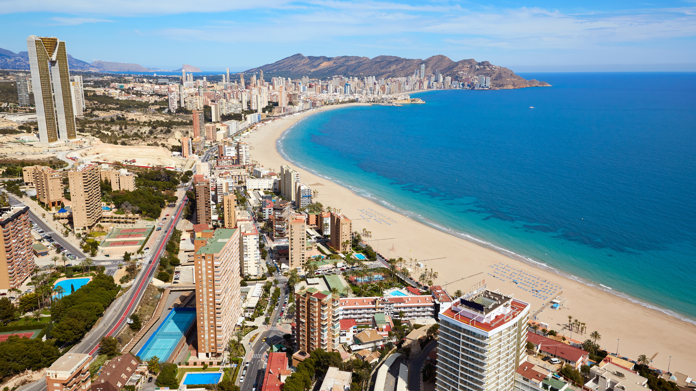 Ventajas de comprar una villa de lujo en Jávea frente a Dénia, Calpe o Benidorm